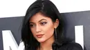 Kabar kehamilan Kylie Jenner ini memang mengejutkan banyak pihak. Selain usianya yang baru 20 tahun, hubungannya dengan Travis Scott pun baru terjalin selama lima bulan setelah Kylie dan Tyga putus. (AFP/Christopher Polk)