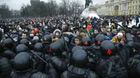 Demonstrasi anti-pemerintah di St. Petersburg, Rusia, pada Sabtu 23 Januari 2021 (AP / Dmitri Lovetsky)