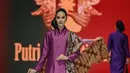 Maudy Koesnaedi juga turut melenggang elegan di panggung JFW 2024 untuk Putri Pare Setiawati. Ia juga mengenakan kebaya bernuansa ungu muda dipadukan kain batik sebagai rok dan selendang yang tak kalah cantik. [Foto: Instagram/putriparesetiawati]