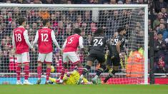 Pemain Bournemouth, Philip Billing (kanan) mencetak gol pertama timnya ke gawang Arsenal pada laga pekan ke-26 Liga Inggris 2022/2023 yang berlangsung di Emirates Stadium, London, Sabtu (04/03/2023). Billing mencatatkan namanya di papan skor ketika laga baru berjalan 9,11 detik. (AP Photo/Kin Cheung)