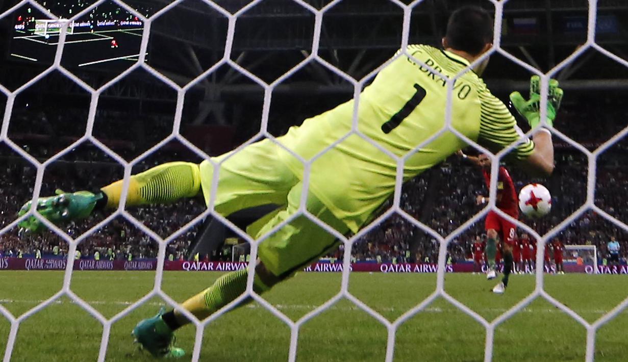 Kiper Cile, Claudio Bravo, menepis penalti gelandang Portugal, Joao Mautinho, pada semifinal Piala Konfederasi di Kazan Arena, Kazan, Rabu (28/6/2017). Cile menang adu penalti 3-0 atas Portugal. (EPA/Yuri Kochetkov)