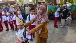 Seorang guru mengarahkan murid baru kelas satu saat pelaksanaan MPLS (Masa Pengenalan Lingkungan Sekolah) di SDN Meruyung, Depok, jawa Barat, Senin, 13 Juli 2007. (KLY/ Arie Basuki)