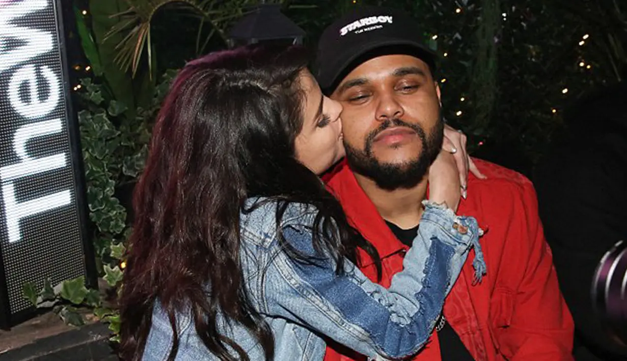 Pasangan kekasih Selena Gomez dan The Weeknd memang tengah dimabuk cinta. Tak heran jika keduanya terus mengumbar kemesraan saat berada di depan umum. Selain itu hubungan mereka memang baru terjalin. (doc.dailymail.com)