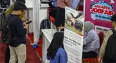 Pencari kerja memadati stan perusahaan pada Bursa Kerja Jakarta di Gelanggang Olahraga (GOR) Ciracas, Jakarta, Senin (19/5/2025). (merdeka.com/Arie Basuki)