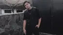 Selain suaranya yang merdu, gaya penampilan dari pria kelahiran 27 Maret 1998 ini pun juga mencuri perhatian. Tampil dalam balutan baju bernuansa hitam, penampilan Gangga Kusuma pun terlihat simple namun stylish. (Liputan6.com/IG/ganggaksm)