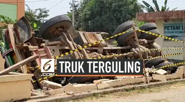 Sebuah truk Fuso terguling kedalam kolam di kawasan Cakung, Jakarta Timur.