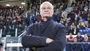 Pelatih Cagliari, Claudio Ranieri, mengamati permainan anak asuhnya saat melawan Juventus pada laga Liga Italia di Stadion Unipol Domus, Sabtu (20/4/2024). (Gianluca Zuddas/LaPresse via AP)