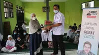 Sobat Erick Thohir Bagikan Bantuan Sembako hingga Laptop di Banten. (Liputan6.com/Istimewa)