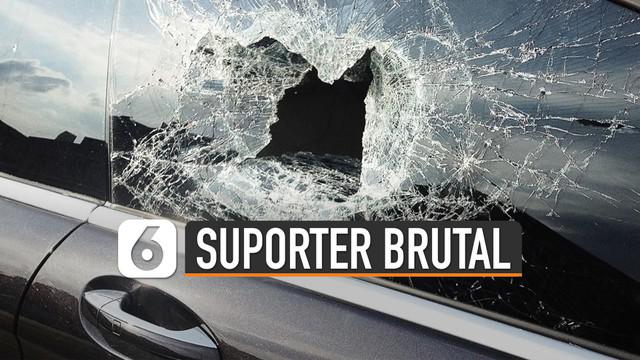 Kakak perempuan kiper Persib menjadi korban kebrutalan oknum Bobotoh yang menyasar kendaraan berplat B (Jakarta) di Bandung.