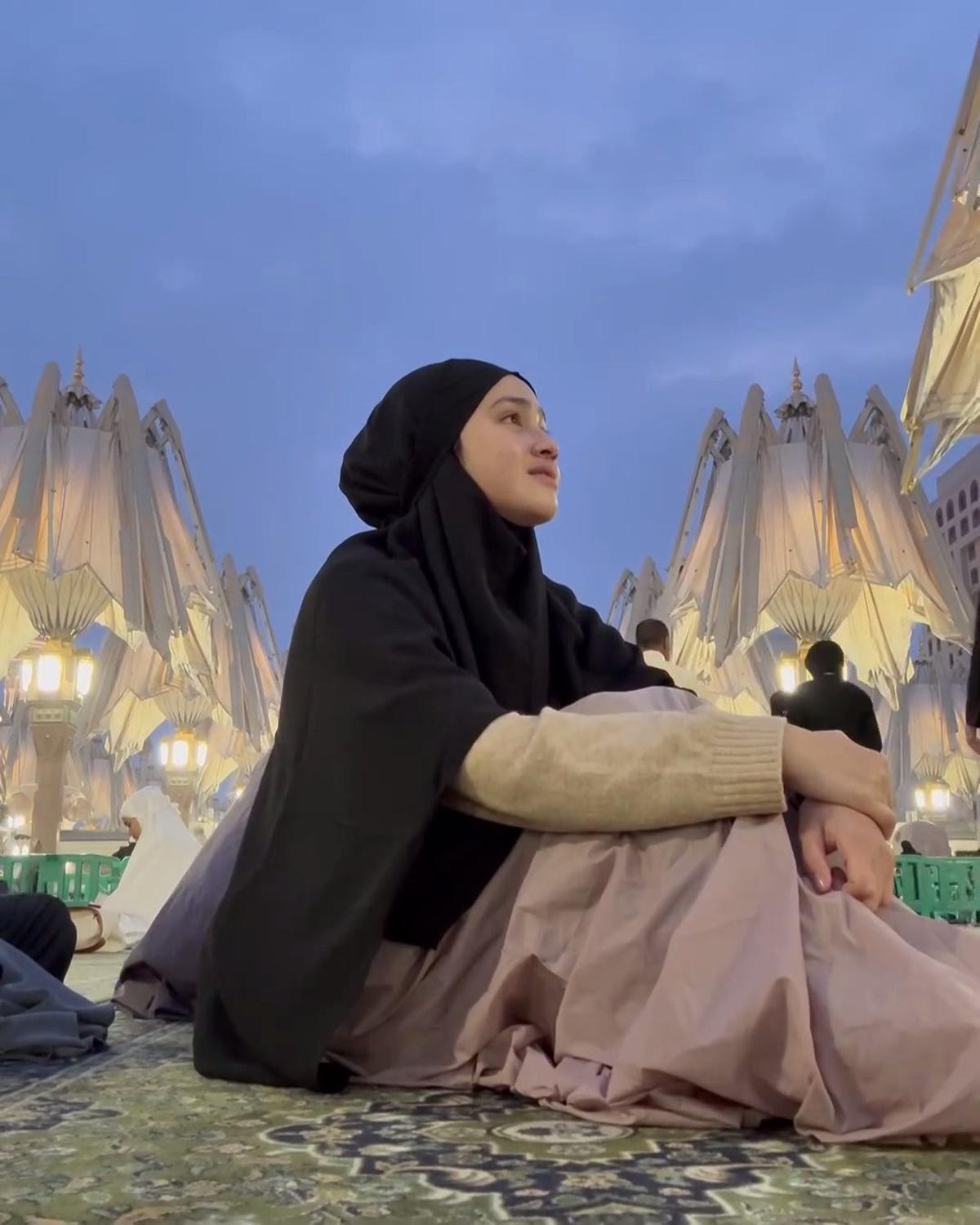 7 Potret Syifa Hadju Umrah Bersama Keluarga, Tampil Cantik Berhijab - Penuh Haru