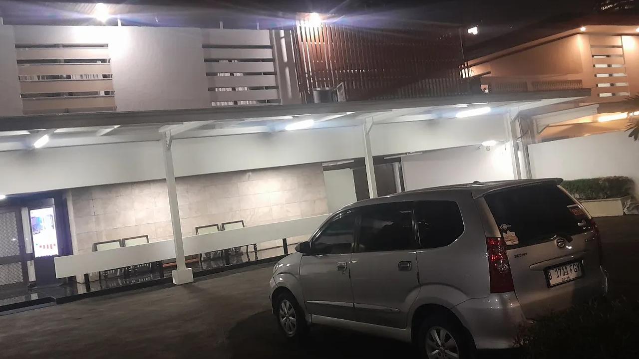 Tiba-tiba pada pukul 15.22 WIB, mobil meninggalkan halaman parkir. Tak terlihat sosok Syahrul Yasin Limpo di dalam mobil.<br>