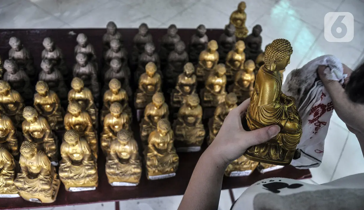 Warga keturunan Tionghoa membersihkan patung Buddha di Wihara Buddha Dharma & 8 Pho Sat, Tajur Halang, Bogor, Jawa Barat, Minggu (23/1/2022). Kegiatan gotong royong membersihkan patung Buddha ini merupakan tradisi dalam rangka menyambut Tahun Baru Imlek. (merdeka.com/Iqbal S. Nugroho)