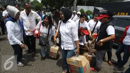 Rombongan Pendukung Jokowi Peduli Garut bersiap sebelum berangkat di Tugu Proklamasi, Jakarta, Rabu (28/9). (Liputan6.com/Immanuel Antonius)