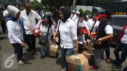 Rombongan Pendukung Jokowi Peduli Garut bersiap sebelum berangkat di Tugu Proklamasi, Jakarta, Rabu (28/9). (Liputan6.com/Immanuel Antonius)