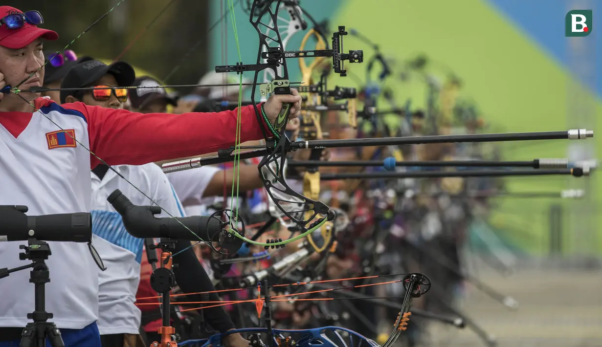 Sejumlah pepanah melepas anak panah pada Invitation Tournament cabang panahan nomor compound di Lapangan Panahan Senayan, Jakarta, Sabtu (10/2/2018). Event ini merupakan pemanasan jelang Asian Games 2018. (Bola.com/Vitalis Yogi Trisna)