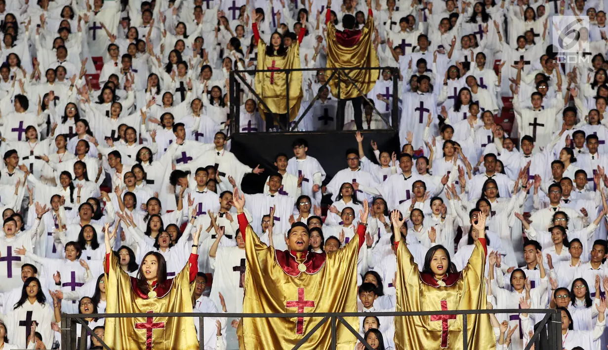 Padua suara menyanyikan puji-pujian pada perayaan Natal Tiberias Indonesia di Stadion GBK, Senayan, Jakarta, Sabtu (8/12). Sebanyak 5000 paduan suara menghadiri perayaan Natal yang dipimpin Pendeta DR. Yesaya Pariadji. (Liputan6.com/Johan Tallo)