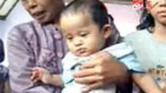 Bayi laki-laki berumur sekitar tujuh bulan dibuang orangtuanya ke depan WC umum di Kampung Kebon Paya, Kelurahan Margahayu, Bekasi Timur, Jabar. Kasus ini masih diselidiki aparat Polsek Metro Bekasi Timur. 
