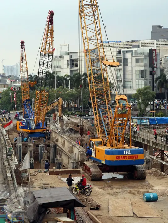 ejumlah alat berat diturunkan untuk membantu proses pembongkaran Jembatan Velbak di Jalan Latumenten, Jakarta Barat, Rabu (9/11). (Liputan6.com/Johan Tallo)