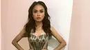 Pemeran Novi di film ‘Marlina si Pembunuh dalam Empat Babak’ ini tampaknya menyukai wastra Indonesia. Lihat saja penampilannya kali ini dalam balutan dress tenun warna hijau-emas. (Instagram/deapanendra).