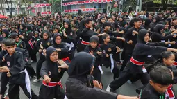 Pesilat dari berbagai perguruan silat se-Jabodetabek mengikuti Flash Mob Pencak Silat saat kegiatan CFD di kawasan Bundaran HI Jakarta, Minggu, 9 Agustus 2026. (KLY/Arie Basuki)