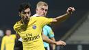 Aksi pemain PSG, Javier Pastore (kiri) berebut bola dengan pemain Angers, Baptiste Santamaria pada lanjutan Ligue 1 Prancis di Raymond Kopa Stadium, Angers, (4/11/2017). PSG menang telak 5-0. (AP/David Vincent)