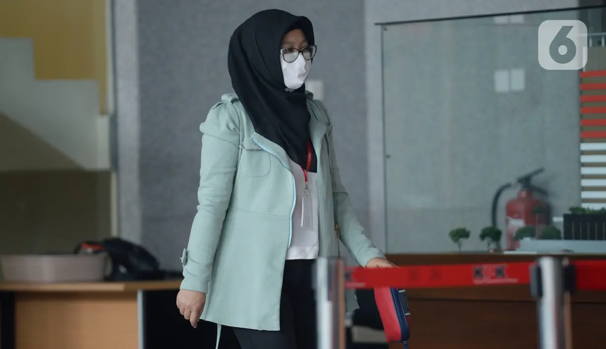 Ketua Unit Layanan Pengadaan Bakamla, Leni Marlena usai menjalani pemeriksaan oleh penyidik terkait kasus pengadaan perangkat transportasi informasi terintegrasi atau "Backbone Coastal Surveillance System" pada Bakamla RI Tahun 2016 di KPK, Jakarta, Kamis (11/6/2020). (merdeka.com/Dwi Narwoko)