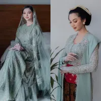 Dress panjang warna hijau sage dari Sista Wedding jadi pilihan Glenca saat momen pengajian.