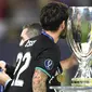 Gelandang Real Madrid, Isco Alarcon, mencium trofi Piala Super Eropa. Isco jadi bintang kemenangan 2-1 atas Manchester United di Philip II Arena, Skopje, Rabu (9/8/2017) dini hari WIB. (AFP/Dimitar Dilkoff)