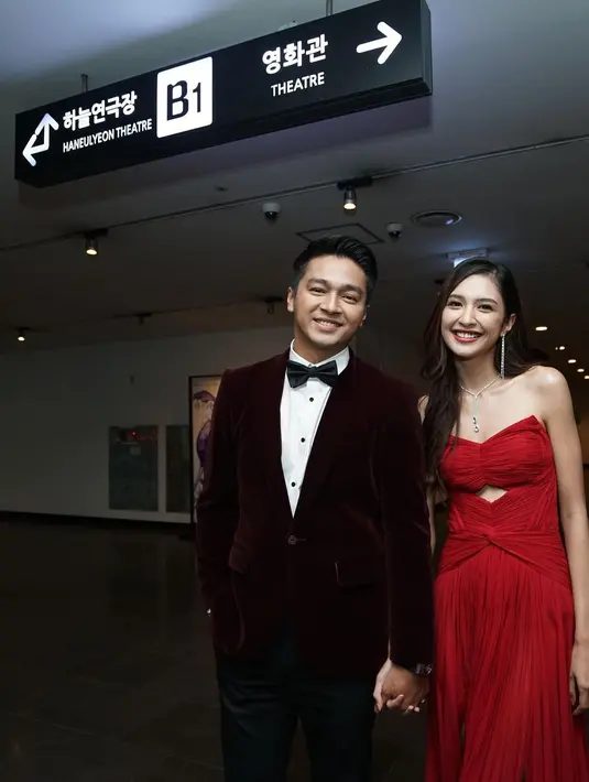 Keduanya kompak memperlihatkan senyuman menawan. (Foto: Instagram/ devamahenra)
