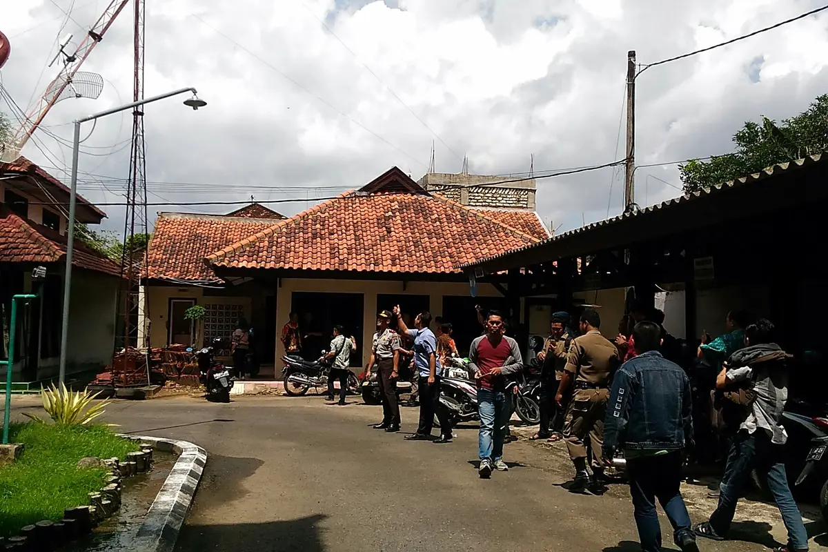 Tower Roboh, Seisi Gedung DPRD Sumenep Kocar - Kacir