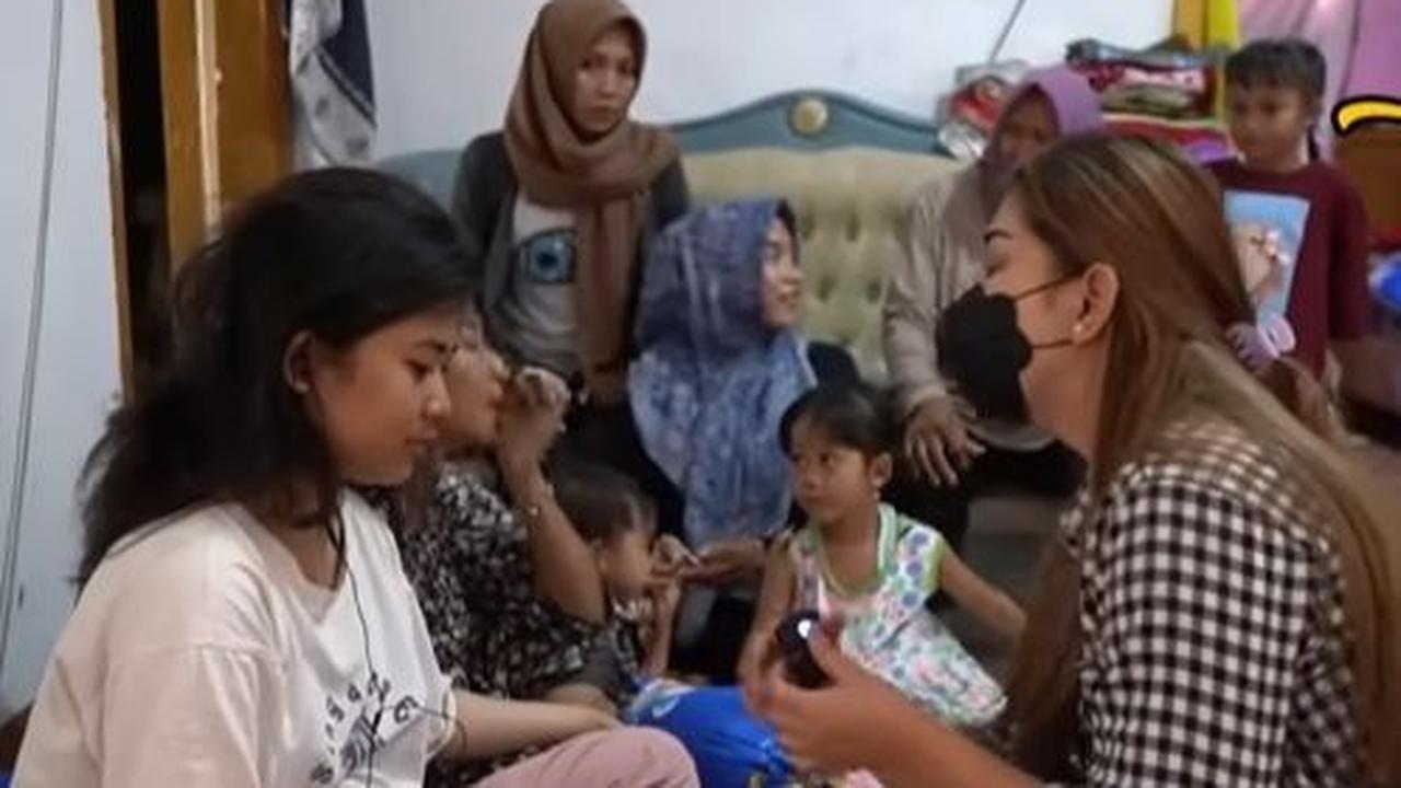 Dalam video, Pratiwi pun terlihat berusaha melakukan pendekatan terlebih dahulu dengan Yola sebelum membawanya berobat.