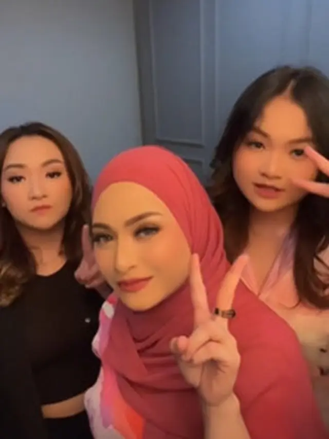 6 Potret Nathalie Holscher dan Kedua Adiknya, Selalu Kompak