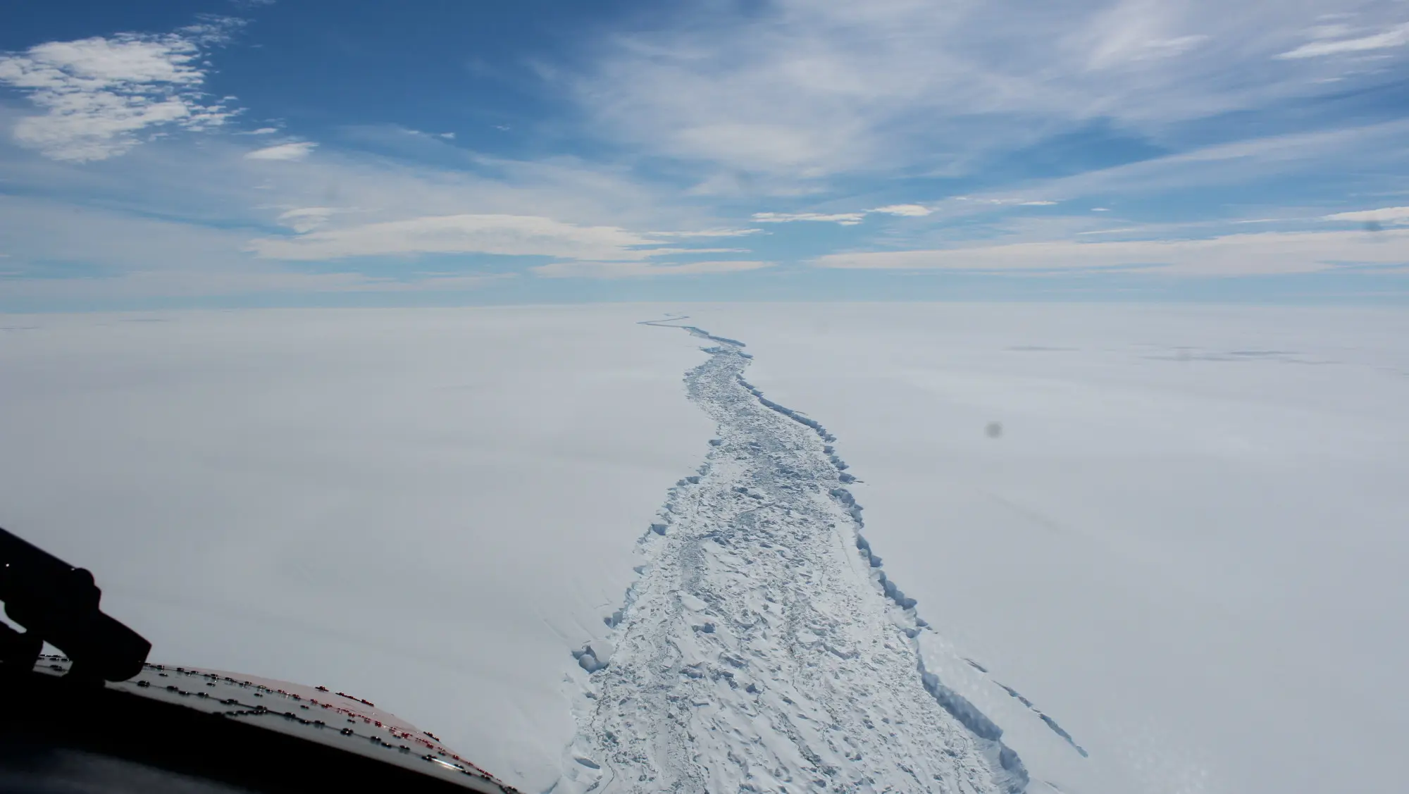 Salah satu gunung es terbesar di dunia yang pernah tercatat, lepas dari lapisan es Larsen C di Antartika (12/7/2017). (British Antarctic Survey via AP)