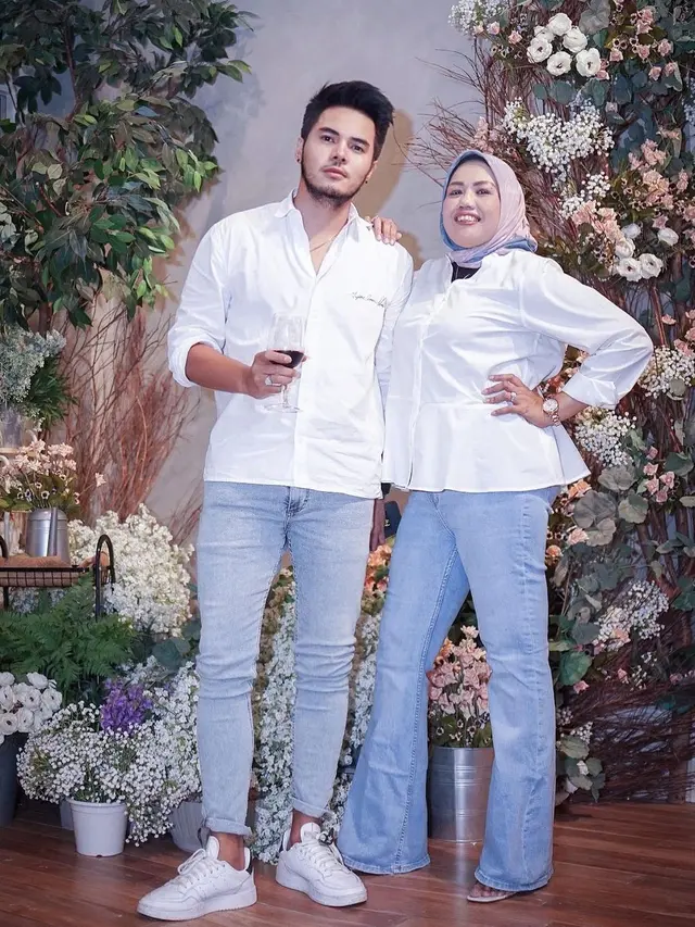 6 Potret Kenangan Elly Sugigi dan Aher yang Resmi Cerai, Disebut Ada Orang Ketiga