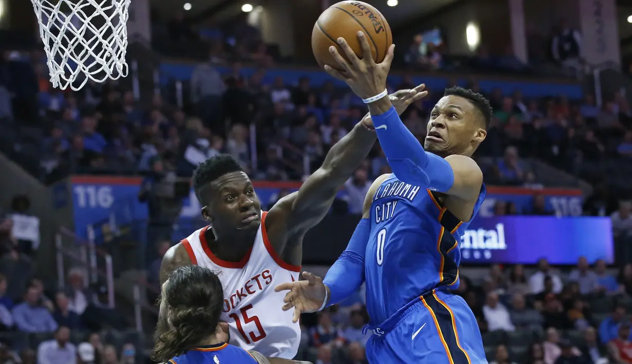 Pemain Oklahoma, Russell Westbrook #0 mencoba memasukan bola saat diadang pemain Rockets, Clint Capela #15 pada laga NBA basketball game di Chesapeake Energy Arena, Oklahoma City, (6/3/2018). Rockets menang 122-112. (AP/Sue Ogrocki)