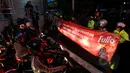 Petugas kepolisian Satlantas Jakarta Pusat membentangkan spanduk sosialisasi larangan berhenti pada garis stop di kawasan Cideng, Jakarta, Senin (23/2). (Liputan6.com/Johan Tallo)