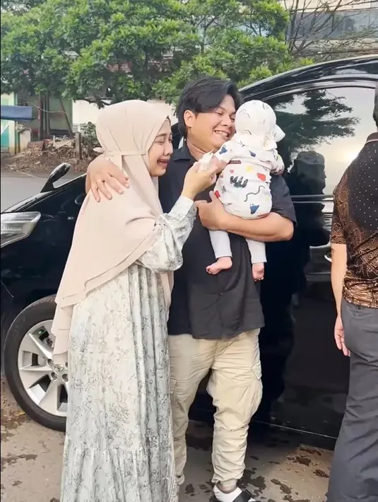 "Selamat @awanpotret17 selain rumah, kau telah miliki mobil mewah...salut..! Alhamdulillaaah...," tutup Irfan Hakim. Istri Awan tampak berulang kali mengusap air matanya. [Instagram/awanpotret17]