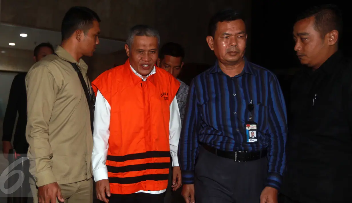 KPK menahan Bupati Bener Meriah periode 2012-2017 Ruslan Abdul Gani setelah diperiksa sebagai tersangka kasus dugaan korupsi proyek pembangunan dermaga Sabang 2011 yang dibiayai APBN, Jakarta, Rabu (16/3/2016). (Liputan6.com/Helmi Afandi)