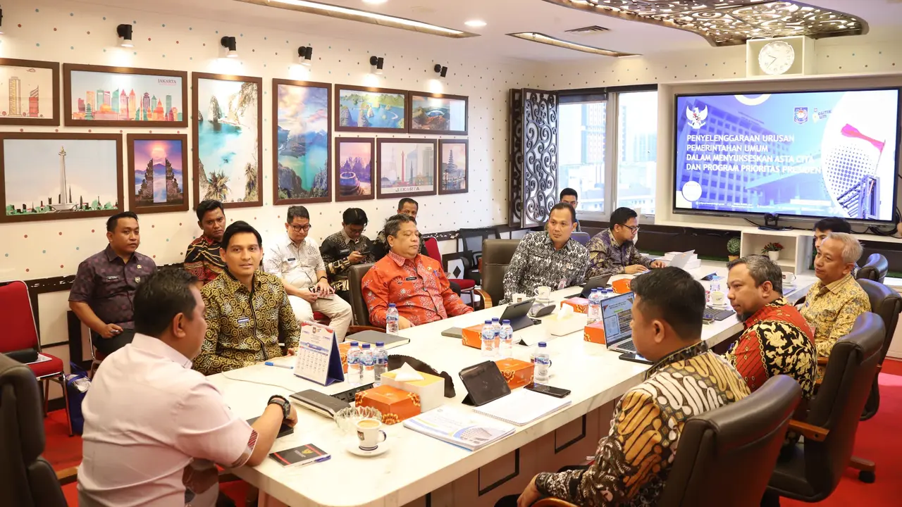 Kementerian Dalam Negeri (Kemendagri) melalui Ditjen Politik dan Pemerintahan Umum memberikan pembekalan khusus kepada Bupati Indramayu, Lucky Hakim.