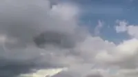 Objek yang terlihat seperti kapal induk dalam film Star Wars itu 'bersembunyi' di balik gumpalan awan (Dailymail.com)