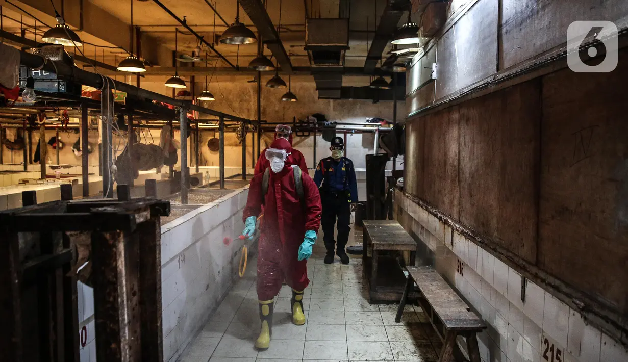 Dinas Penanggulangan Kebakaran dan Penyelamatan Provinsi DKI Jakarta melakukan penyemprotan cairan disinfektan di area perdagangan Pasar Senen, Jakarta, Selasa (9/6/2020). Kegiatan ini bertujuan untuk memutus mata rantai penyebaran Covid-19 khususnya di tempat keramaian. (Liputan6.com/Faizal Fanani)