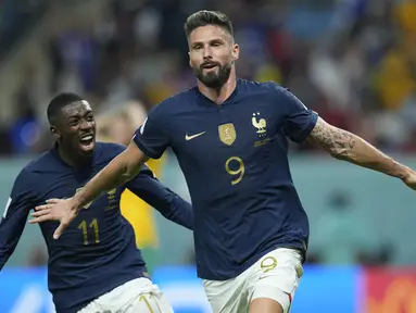 Olivier Giroud berhasil menyumbangkan dua gol untuk kemenangan 4-1 Prancis atas Australia pada matchday pertama Grup D Piala Dunia 2022 yang berlangsung di Al Janoub Stadium, Rabu (23/11/2022) dini hari WIB. Gol pertama pemain AC Milan itu dicetak pada menit ke-32 setelah menerima asisst dari Adrien Rabiot. Sementara itu, gol keduanya dicetak pada menit ke-71 lewat tandukannya usai sukses mengkonversi umpan dari Kylian Mbappe. (AP/Francisco Seco)