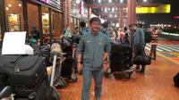 Pelatih Timnas U-19, Indra Sjafri bersiap melakukan check in di Bandara Soekarno-Hatta, Cengkareng, (28/10/2017). Timnas U-19 akan mengikuti kualifikasi Piala Asia di Korea Selatan. (Bola.com/Nicklas Hanoatubun)