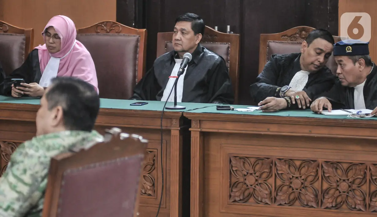 Kuasa hukum terdakwa Irjen Napoleon Bonaparte saat mengikuti sidang putusan kasus penganiayaan Muhammad Kosman alias M Kace di Pengadilan Negeri Jakarta Selatan, Kamis (15/9/2022).  Menurut jaksa, di dalam ruang tahanan tersebut Napoleon juga melumuri kotoran manusia yang diakui sebagai miliknya sendiri ke wajah M Kace. (merdeka.com/Iqbal Septian Nugroho)