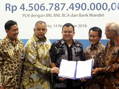 Dirut PLN Sofyan Basir (ketiga kiri) bersama para investor menunjukan surat perjanjian kredit Rp 4,5 triliun sindikasi Proyek Transmisi dan Gardu Induk Jawa bagian tengah di Jakarta, Rabu (14/11). (Liputan6.com/Johan Tallo)