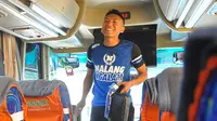 Ahmad Bustomi menikmati perjalanan Malang-Tenggarong bersama Arema. (Bola.com/Kevin Setiawan)