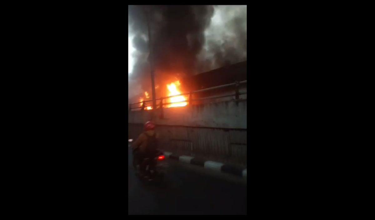 Satu unit mobil pemadam kebakaran dari Kecamatan Tebet diperbantukan untuk memadamkan api  ke lokasi. Informasi kebakaran tersebut diterima petugas kebakaran sekitar pukul 17.30 WIB.