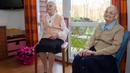 Paulette Olivier (kiri) dan Simone Thiot duduk santai saat berbincang di Ephad "Les Bois Blancs", Prancis (13/2). Paulette dan Simone lahir pada 30 Januari 1912 di Limeray, beberapa kilometer dari Amboise. (AFP PHOTO/GUILLAUME souvent)