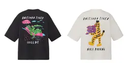 Kaos printed dari Onitsuka Tiger ini memiliki dua desain yang kontras. [Dok/Onitsuka Tiger]