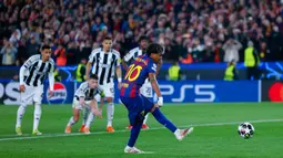Yamal kini menjadi pemain termuda dalam sejarah yang mencapai 10 gol di Liga Champions, ia mencapainya pada usia 18 tahun 248 hari. (AP Photo/Joan Monfort)